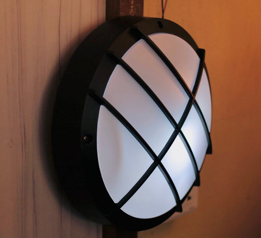 OUTDOOR LIGHT BULKHEAD ROUND WITH BULB